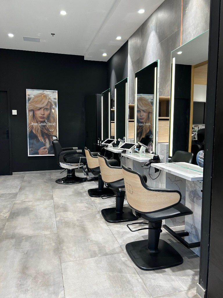 Salon Jean Louis David — stations connectées